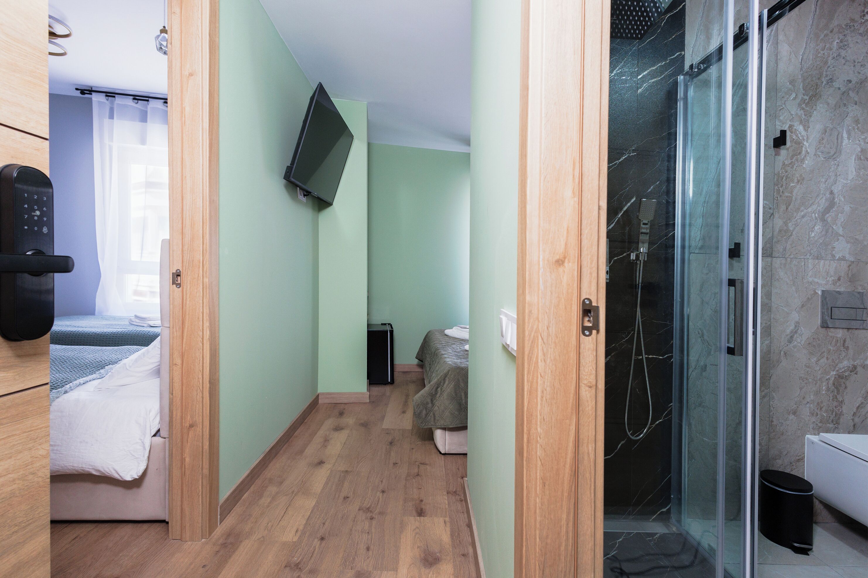 Familiekamer | Een kluis op de kamer, verduisterende gordijnen