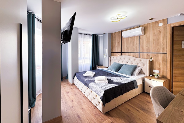 Rom – deluxe | Safe på rommet, blendingsgardiner og strykejern/-brett