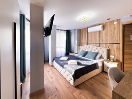 Habitación Deluxe | Caja fuerte, cortinas opacas, tabla de planchar con plancha