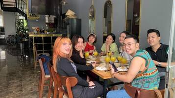 Bao gồm bữa sáng đầy đủ hàng ngày