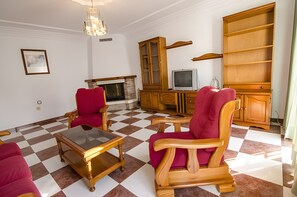TV - Holiday Home 'Casa Ideal Para Familias' with Private Terrace, Wi-Fi and Air Conditioning (Conil de la Frontera)