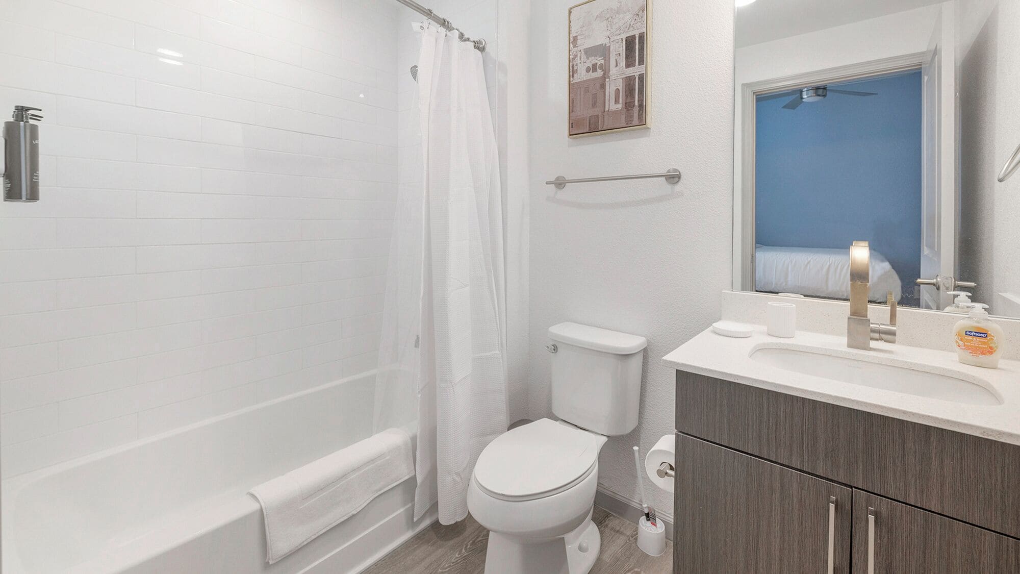 Un baño moderno con ducha, inodoro y tocador.