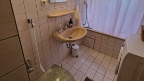 Ein Badezimmer mit Waschbecken, Spiegel und Duschvorhang.