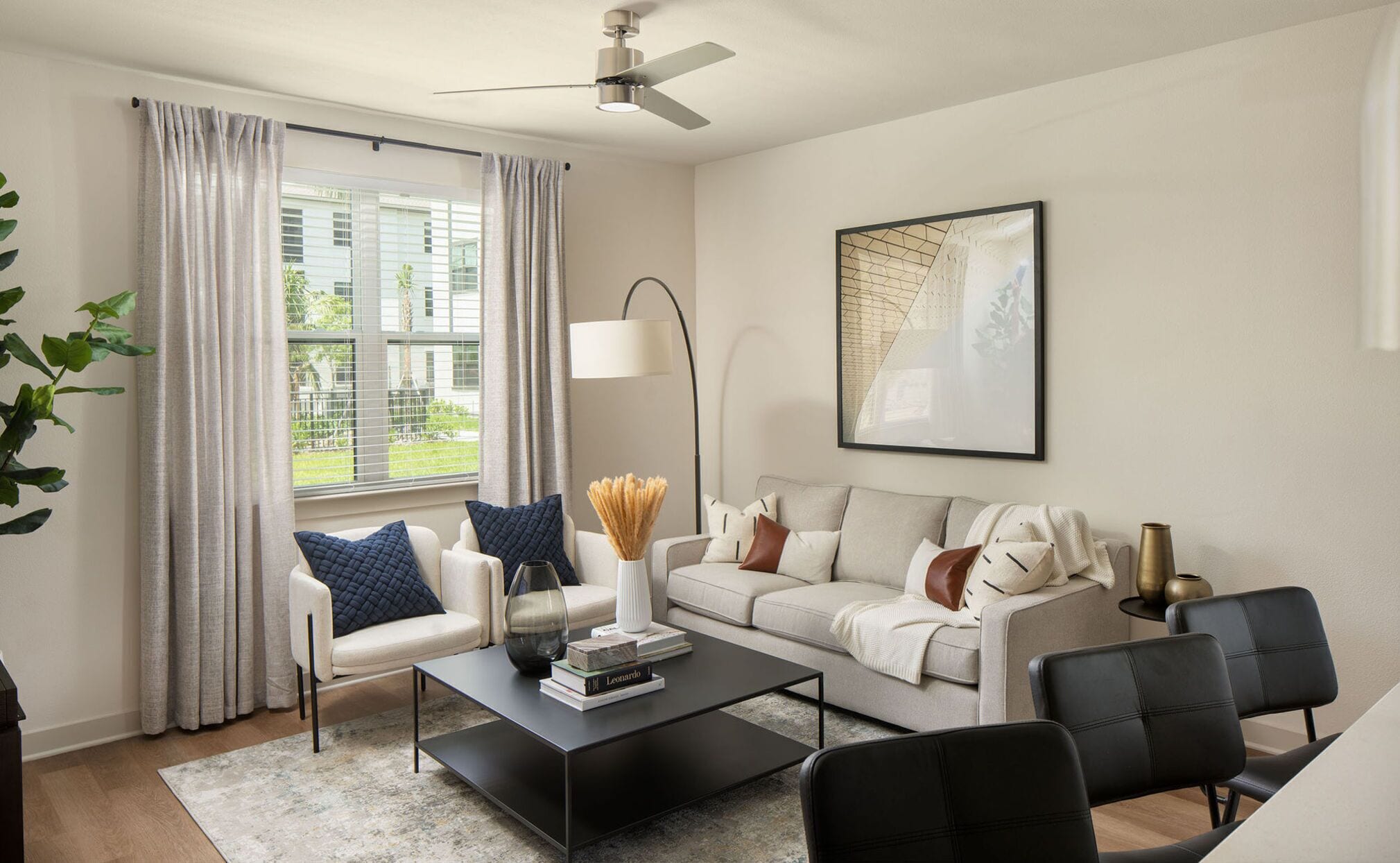 Appartement (2 Bedrooms) | Woonruimte | Een 50-inch televisie met digitale zenders