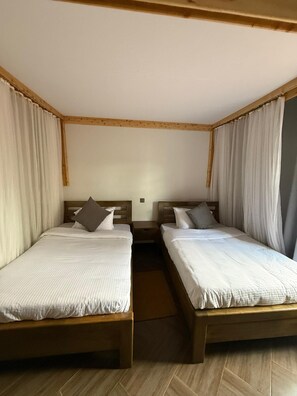 Căn hộ Economy | Bàn, khu vực làm việc phù hợp cho laptop, bàn ủi/dụng cụ ủi quần áo 