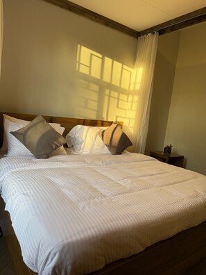 Apartemen Basic | Meja kerja, ruang kerja ramah laptop, dan setrika/meja setrika