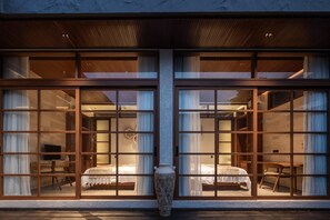 Desk, free WiFi, bed sheets - Sachi-Modern 2BR mins walk to beach ¢ral Sanur (Bali)