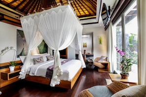 7 Schlafzimmer, Schreibtisch, Bügeleisen/Bügelbrett, Reisekinderbett
