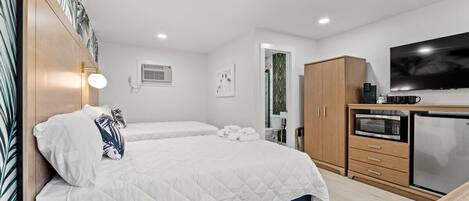 Tabla de planchar con plancha, wifi y ropa de cama