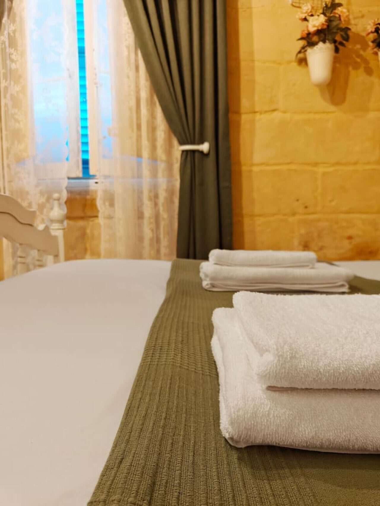 Iron/ironing board, WiFi, bed sheets