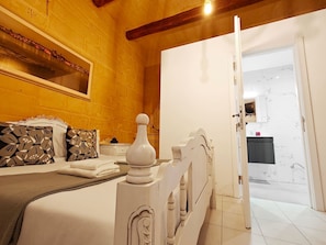 Iron/ironing board, WiFi, bed sheets - Kamra Maltija 1 bedroom (Sliema)
