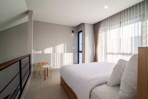 Escritorio, wifi gratis y ropa de cama 