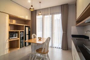 Kühlschrank, Mikrowelle, Herdplatte, Kochgeschirr/Geschirr/Besteck