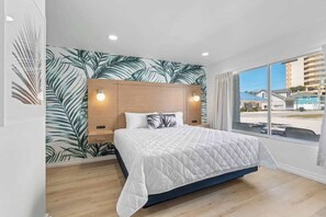 Tabla de planchar con plancha, wifi y ropa de cama 