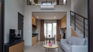 TV, offices - Villa Darmadi · Spacious studio beautiful sunset (Jalan Kebo Iwa Unit G26, . 82171, Indonesia)