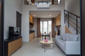 TV, offices - Villa Darmadi · Spacious studio beautiful sunset (Jalan Kebo Iwa Unit G26, . 82171, Indonesia)