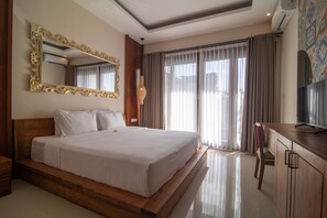 Een bureau, gratis wifi, beddengoed