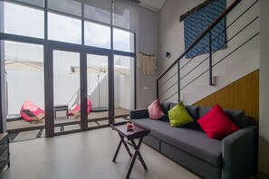Televisión y oficina 