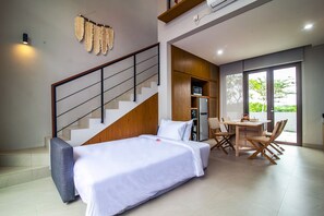 Escritorio, tabla de planchar con plancha, wifi gratis y ropa de cama 