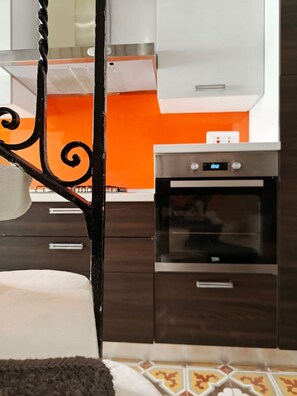Fridge, microwave, oven, stovetop - Casa Maltija 3 bedroom (Sliema)