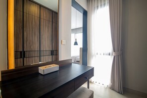 1 bedroom, desk, free WiFi, bed sheets - De'Kunyit Villa ·Stylish,modern design near  beach (Jalan Kebo Iwa Unit G22, . 82171, Indonesia)