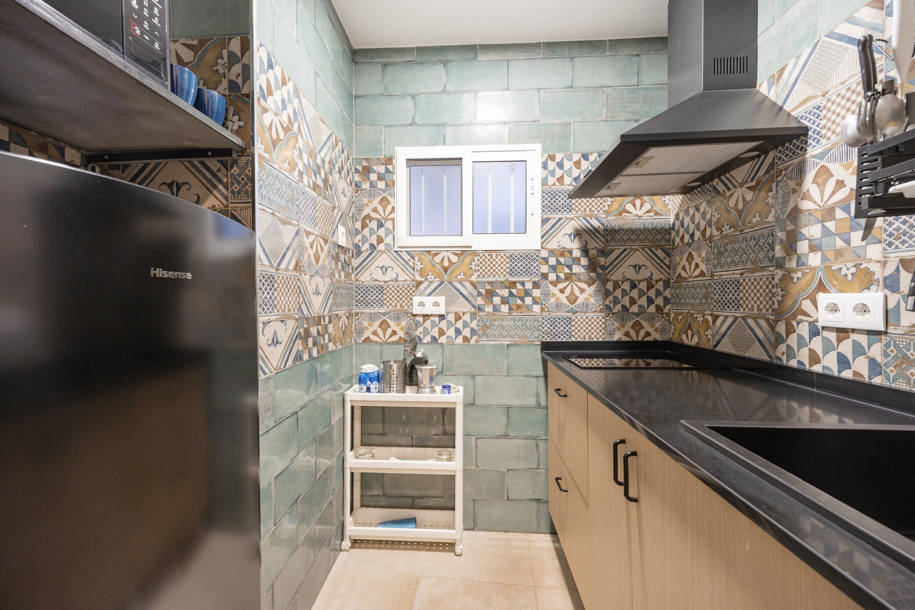 Refrigerador, microondas, parrilla de estufa y cafetera y tetera 