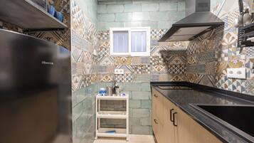 Refrigerador, microondas, parrilla de estufa y cafetera y tetera