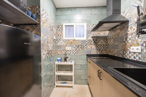 Réfrigérateur, micro-ondes, plaque de cuisson, cafetière/bouilloire