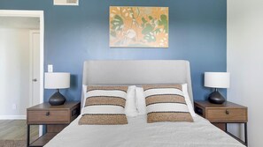 Desk, iron/ironing board, WiFi, bed sheets - Landing | Stunning 1BD, Gym, Pool (Hendersonville)