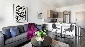 Smart TV - Landing | Stunning 1BD, Pool, Gym (Allen)