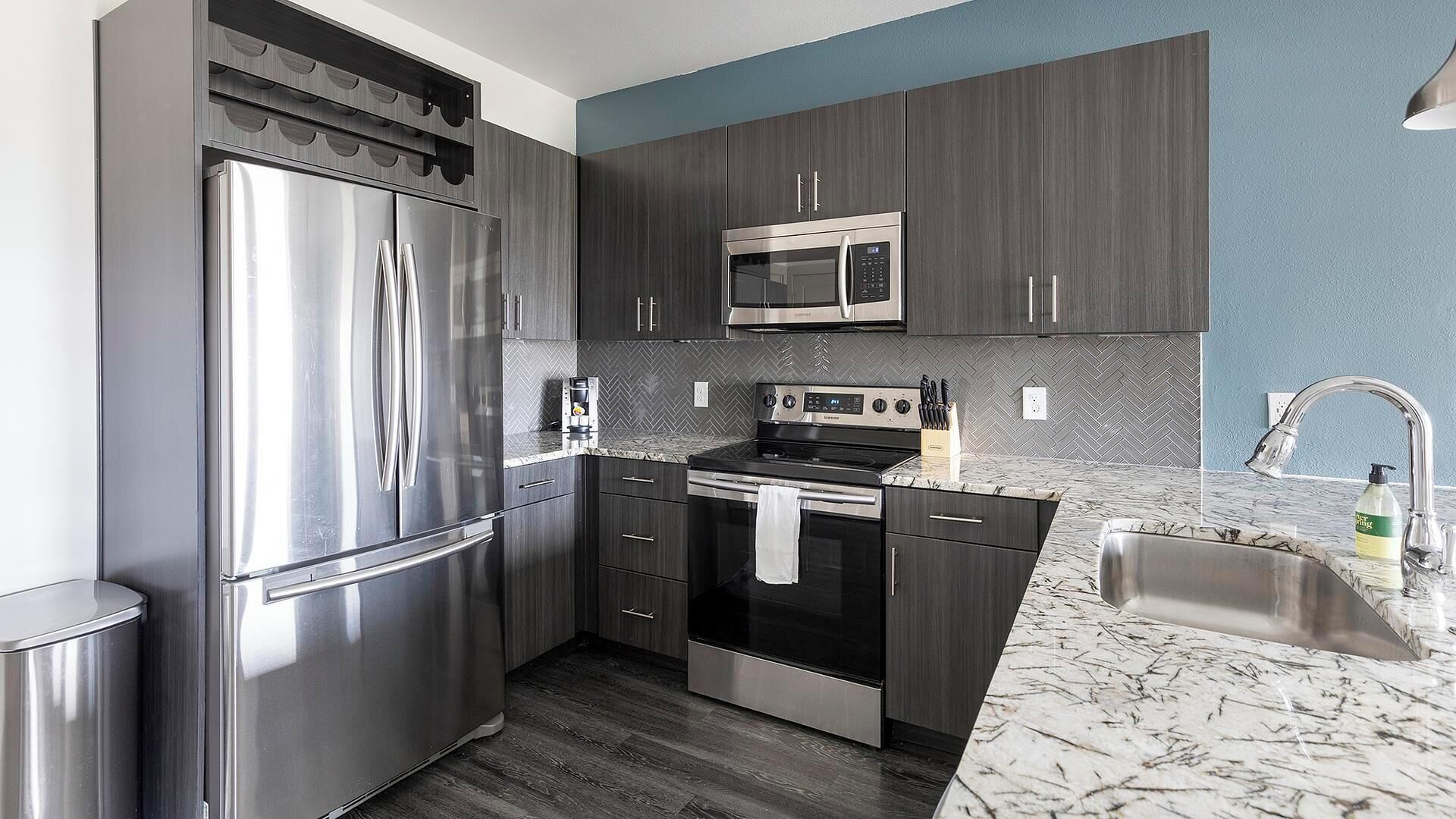 Kylskåp och matbord