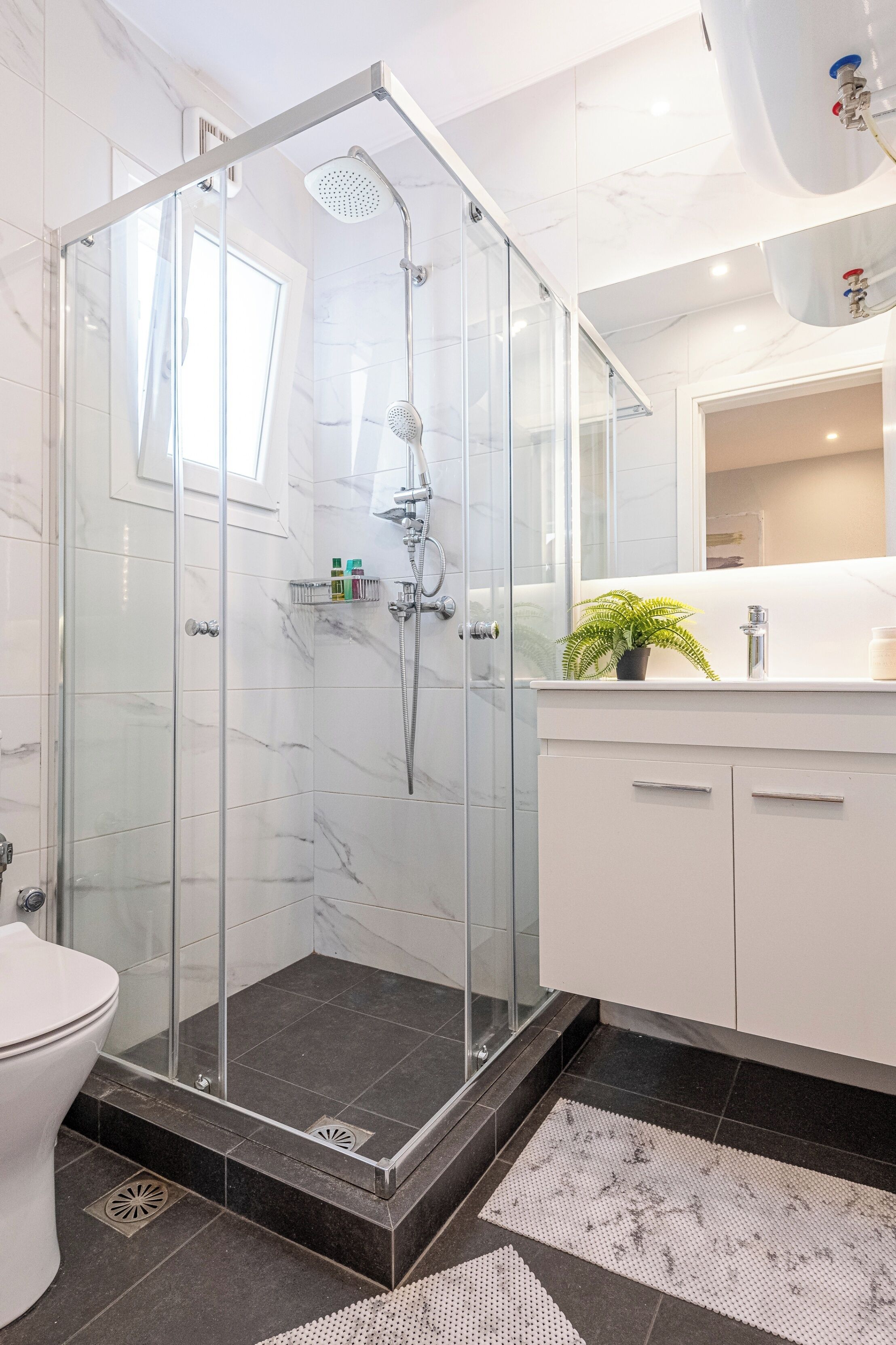 Badewanne und Dusche (separat), Komfortbadewanne, Haartrockner