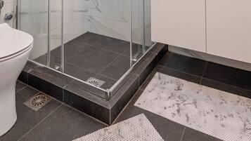 Separat badekar og dusj, dype avslapningsbadekar, hårføner og håndklær