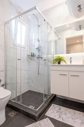 Badewanne und Dusche (separat), Komfortbadewanne, Haartrockner