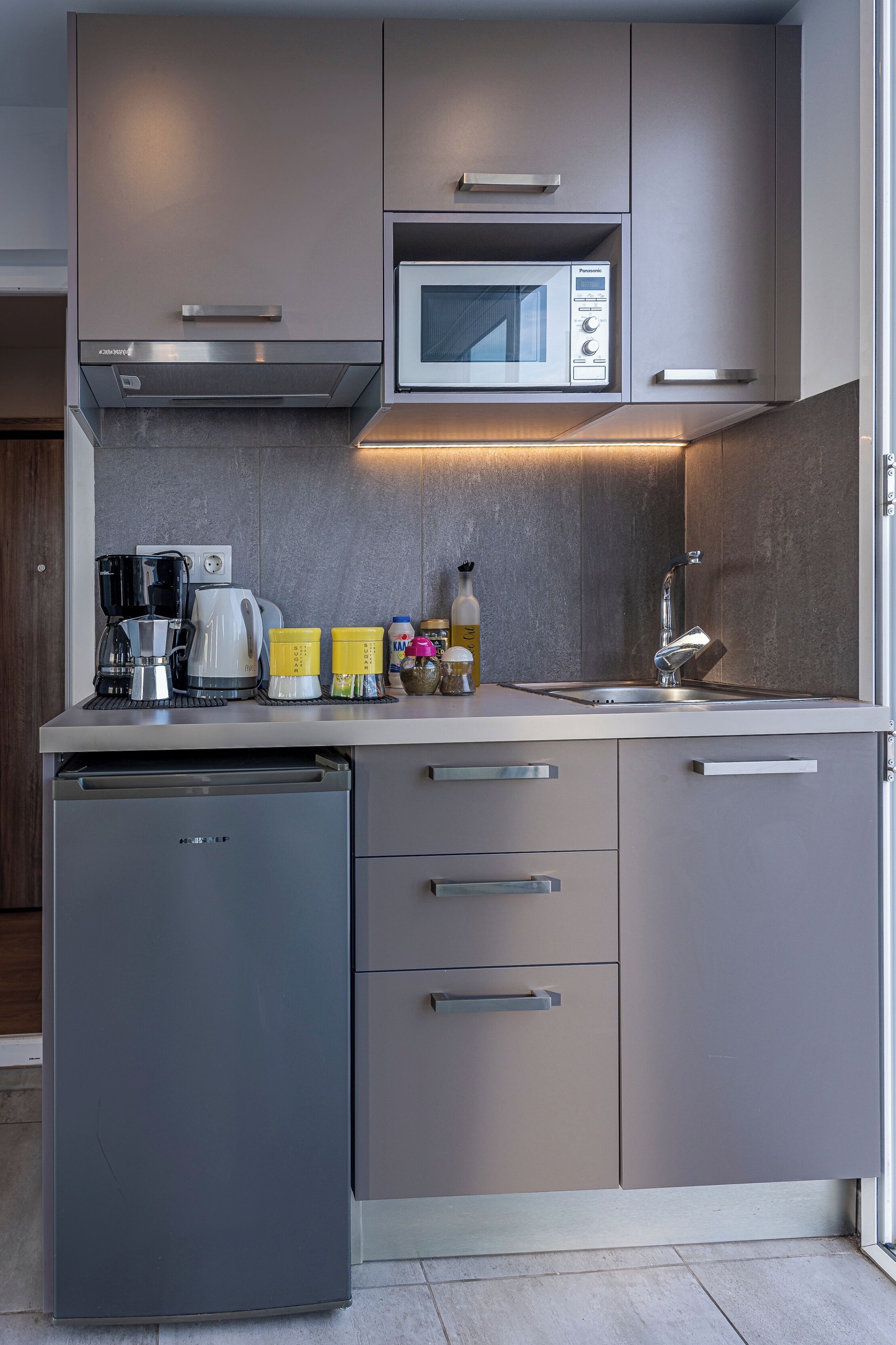 Refrigerador, microondas, horno y parrilla de estufa 