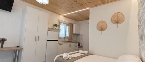 Travel crib, free WiFi, bed sheets