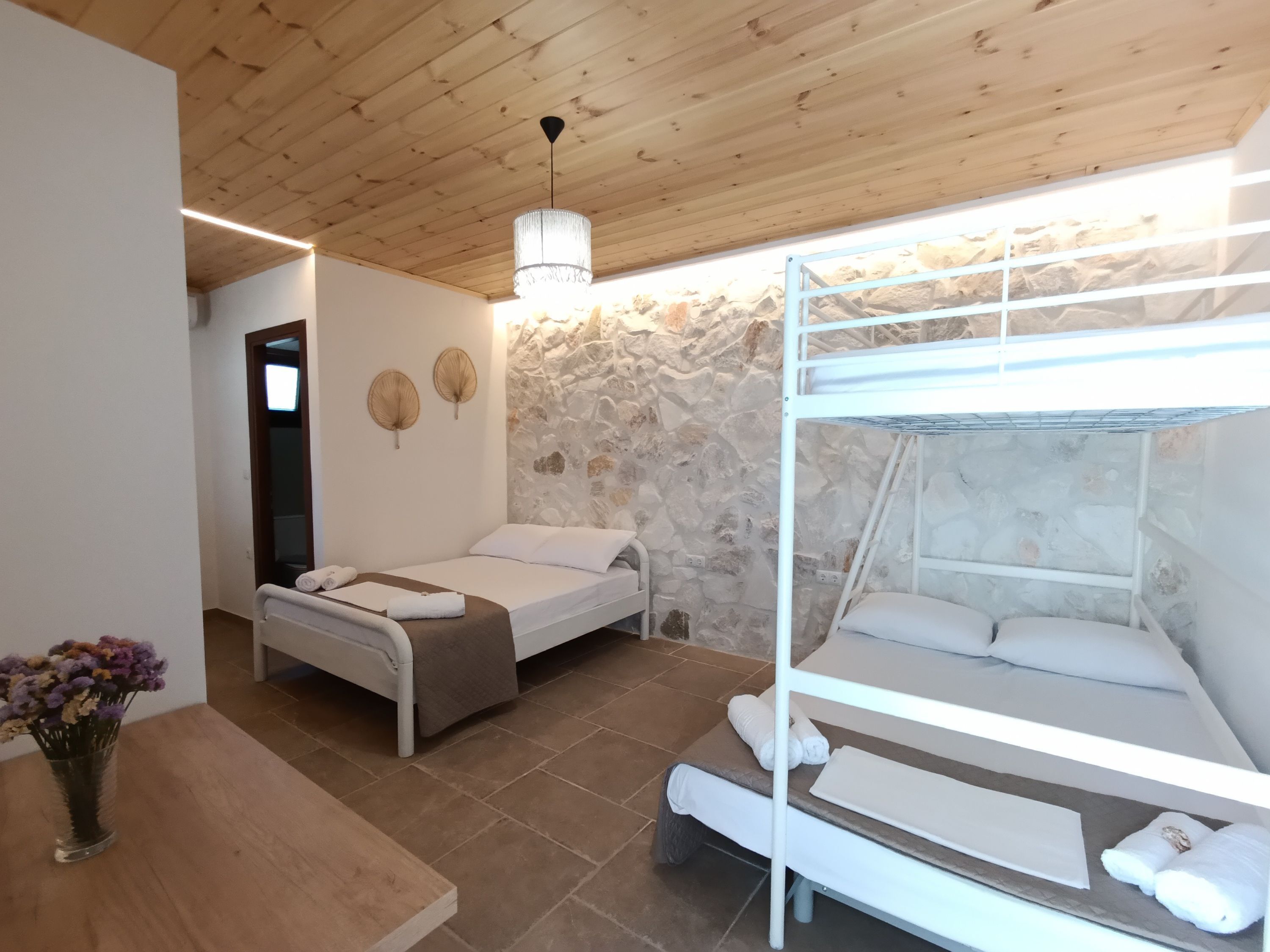 可攜式嬰兒床、免費 Wi-Fi、床單