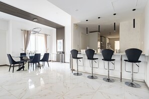 Deluxe Penthouse, 4 Bedrooms, City View | In-room dining - SIMPLY COMFORT Lux Penthouse 4BR Apartment with Iconic Marina Views (Dubai)