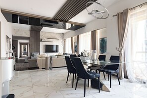 Deluxe penthouse, 4 slaapkamers, uitzicht op de stad | Woonruimte | Een 45-inch smart-tv met digitale zenders, Netflix en streamingdiensten