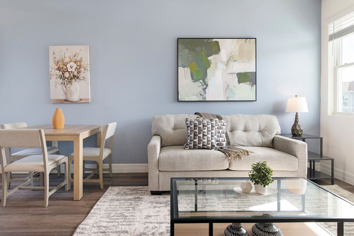 อพาร์ทเมนท์ (2 Bedrooms) | บริเวณนั่งเล่น | ทีวี 50 นิ้ว พร้อมช่องดิจิตอล