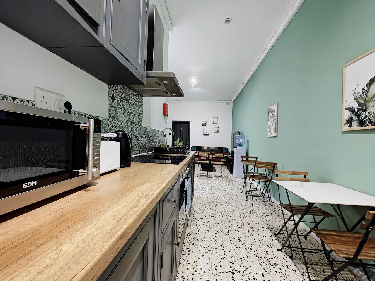 Geladeira, micro-ondas, fogão, cooktop