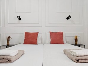 Een bureau, een strijkplank/strijkijzer, wifi, beddengoed