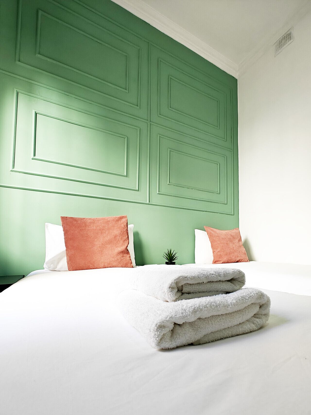 Desk, iron/ironing board, WiFi, bed sheets