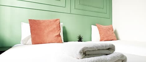 Skrivebord, strykejern/-brett, wi-fi og sengetøy