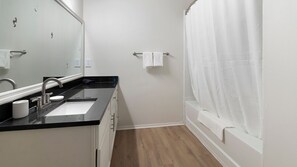 公寓 (1 Bedroom) | 浴室 | 免費梳洗用品、風筒、提供毛巾、番梘