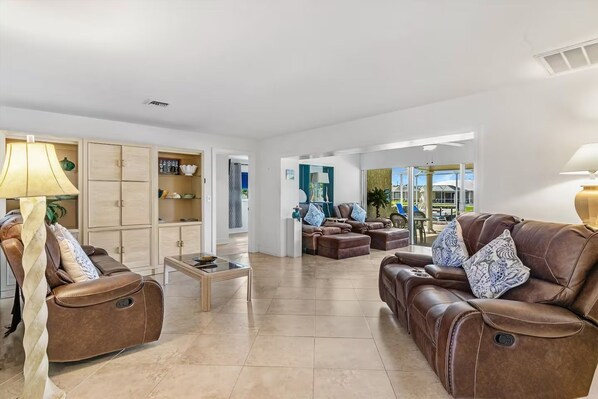 Interior - "Mi Casa Es Su Casa" (Cape Coral)