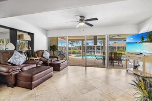 TV, ping pong, books, stereo - "Mi Casa Es Su Casa" (Cape Coral)