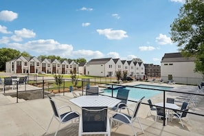 Outdoor pool - Landing Furnished Apartments Tulsa - Creek County (Tulsa)