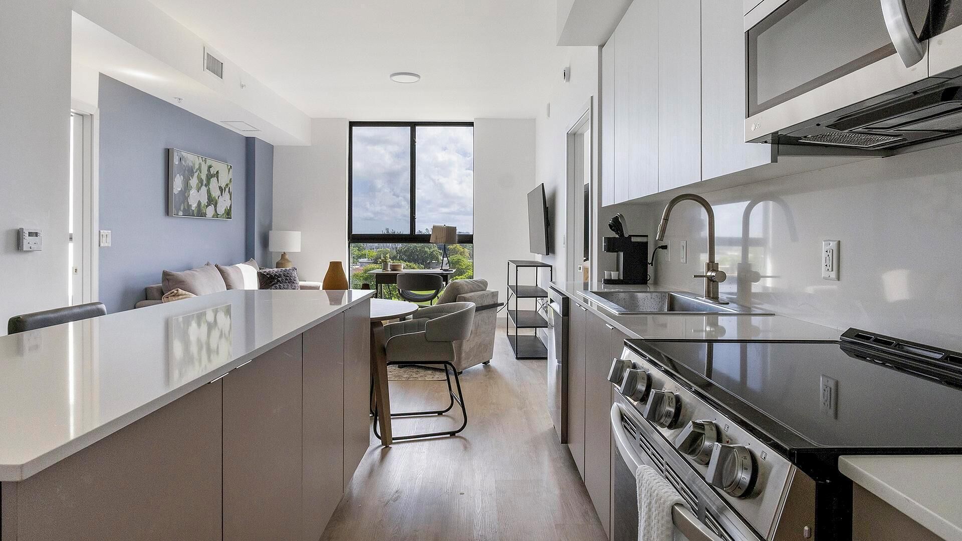 Réfrigérateur, tables à manger