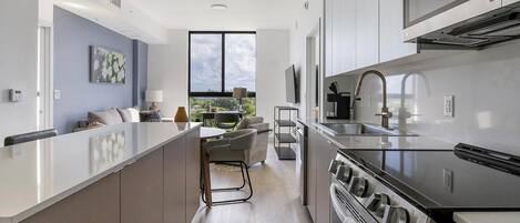 Réfrigérateur, tables à manger